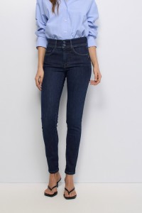 SECRET PUSH IN SKINNY JEANS
