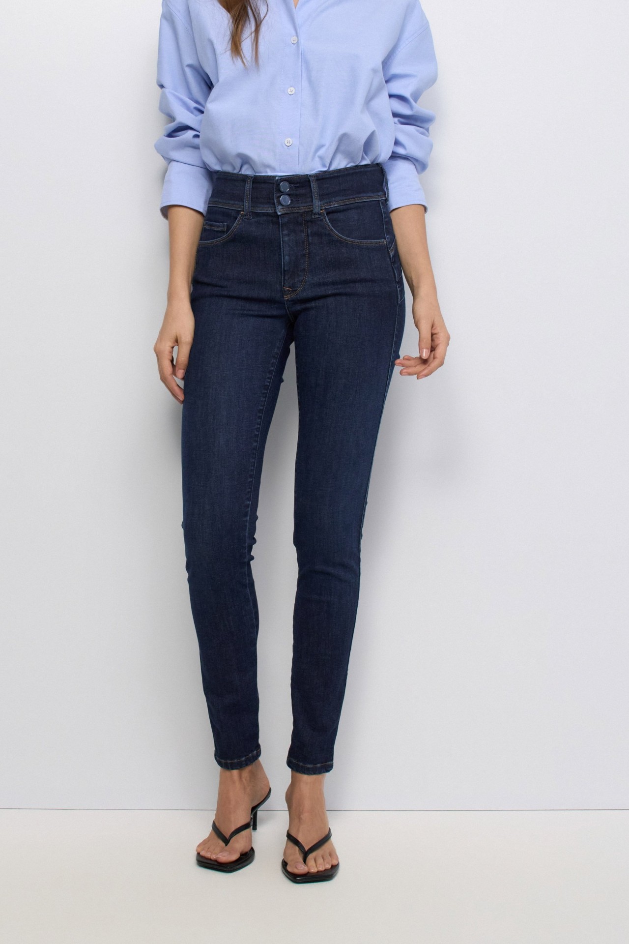 SECRET PUSH IN SKINNY JEANS