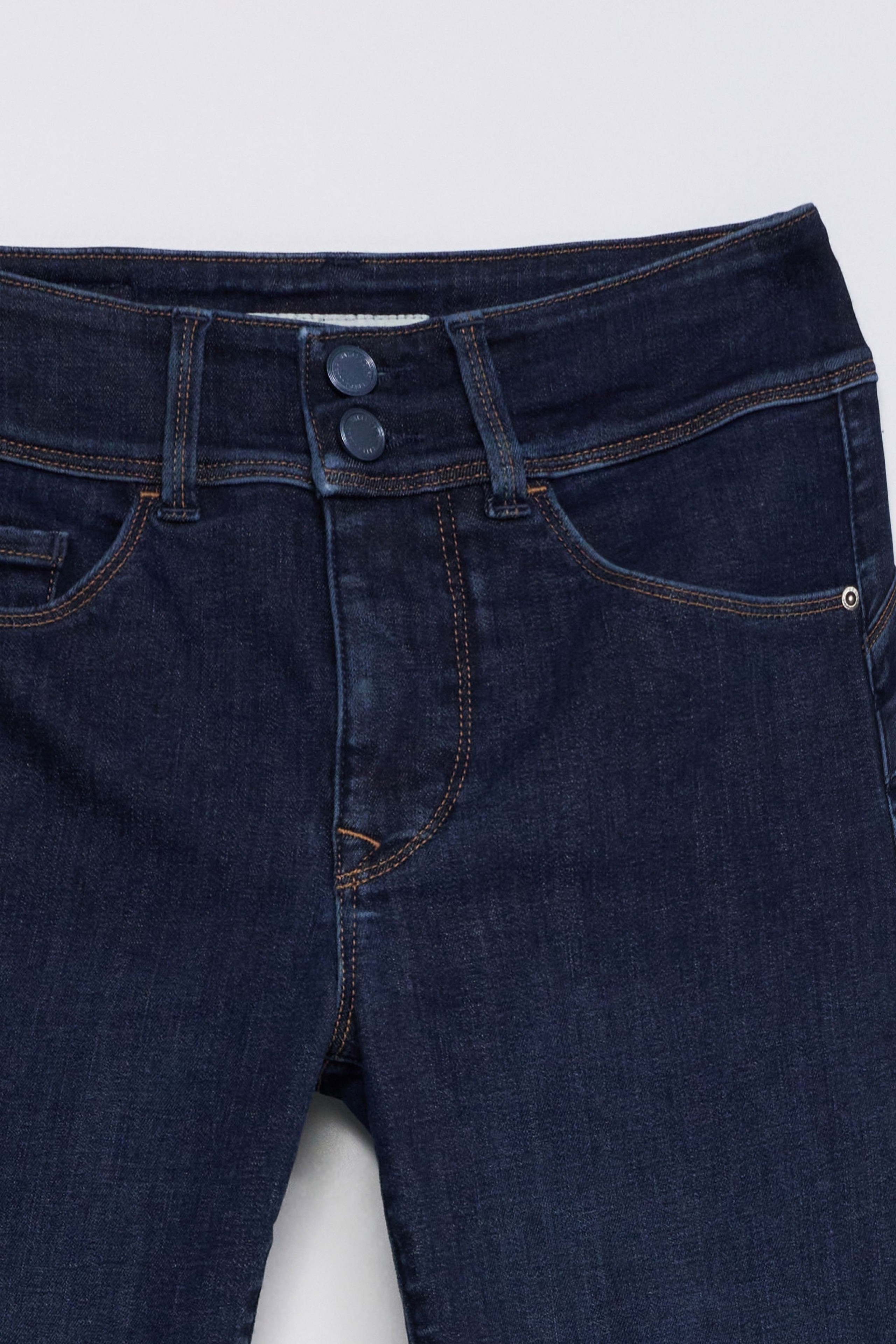 SECRET PUSH IN SKINNY JEANS