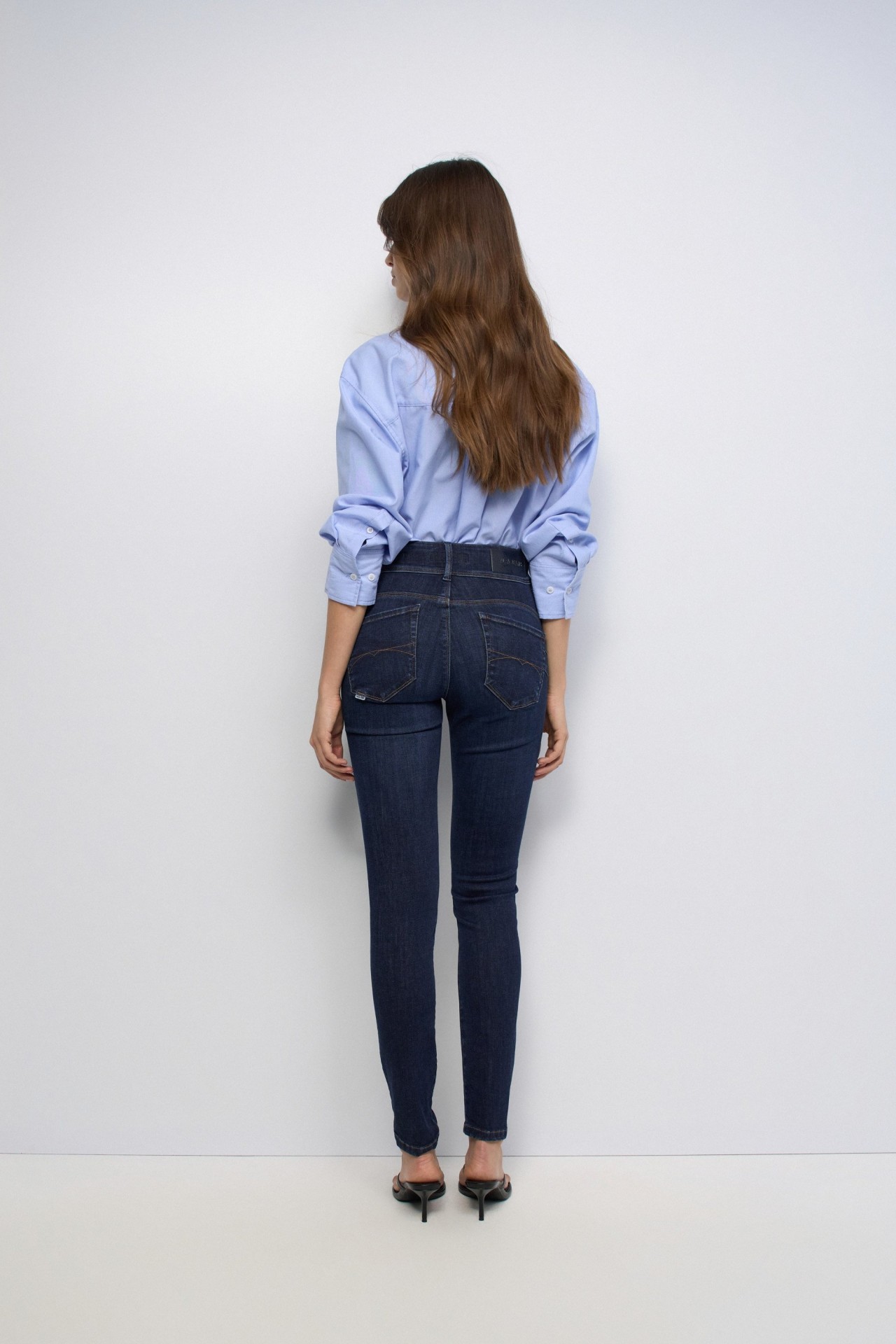 SECRET PUSH IN SKINNY JEANS