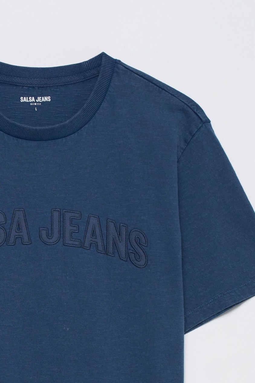 T-SHIRT MIT BRANDING