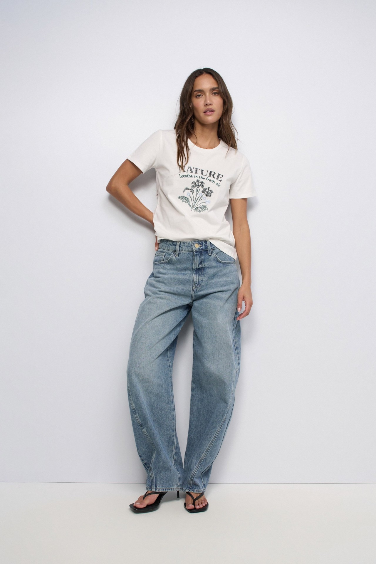 T-SHIRT COM BORDADO