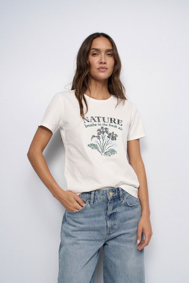 T-SHIRT COM BORDADO