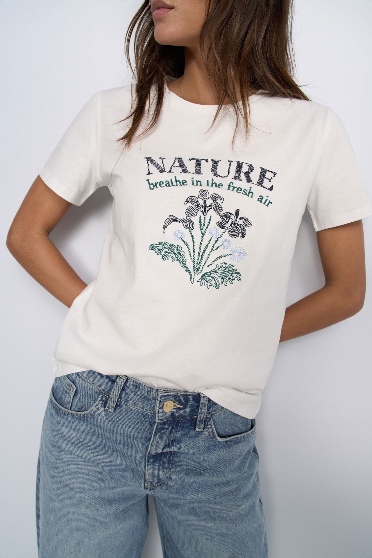 T-SHIRT COM BORDADO