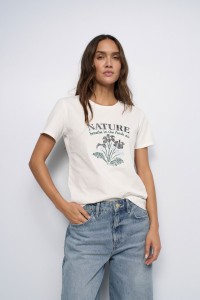 T-SHIRT COM BORDADO