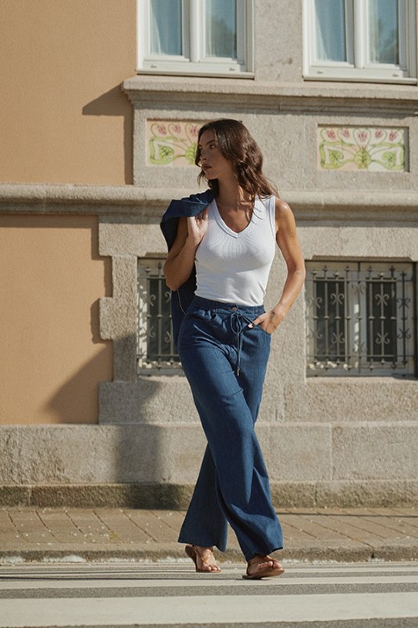CAL�AS JOGGERS EM LIGHTDENIM COM PERNA WIDE