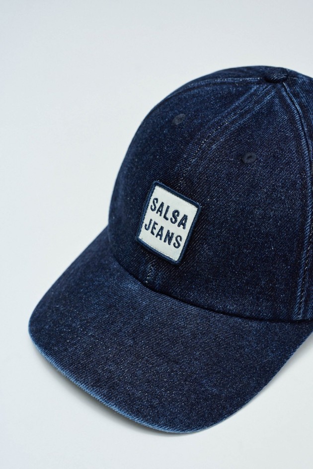 BONÉ EM DENIM COM BRANDING