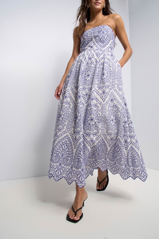 KLEID MIT STICKEREIEN