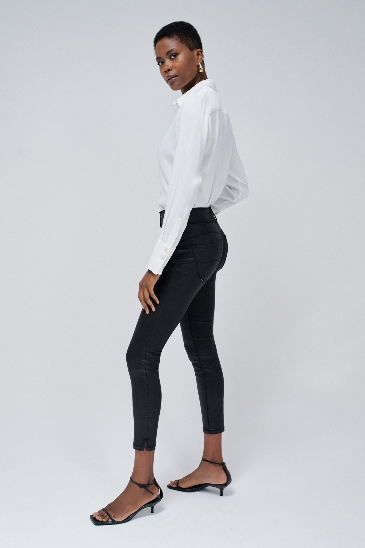 SECRET PUSH IN CROPPED SKINNY JEANS