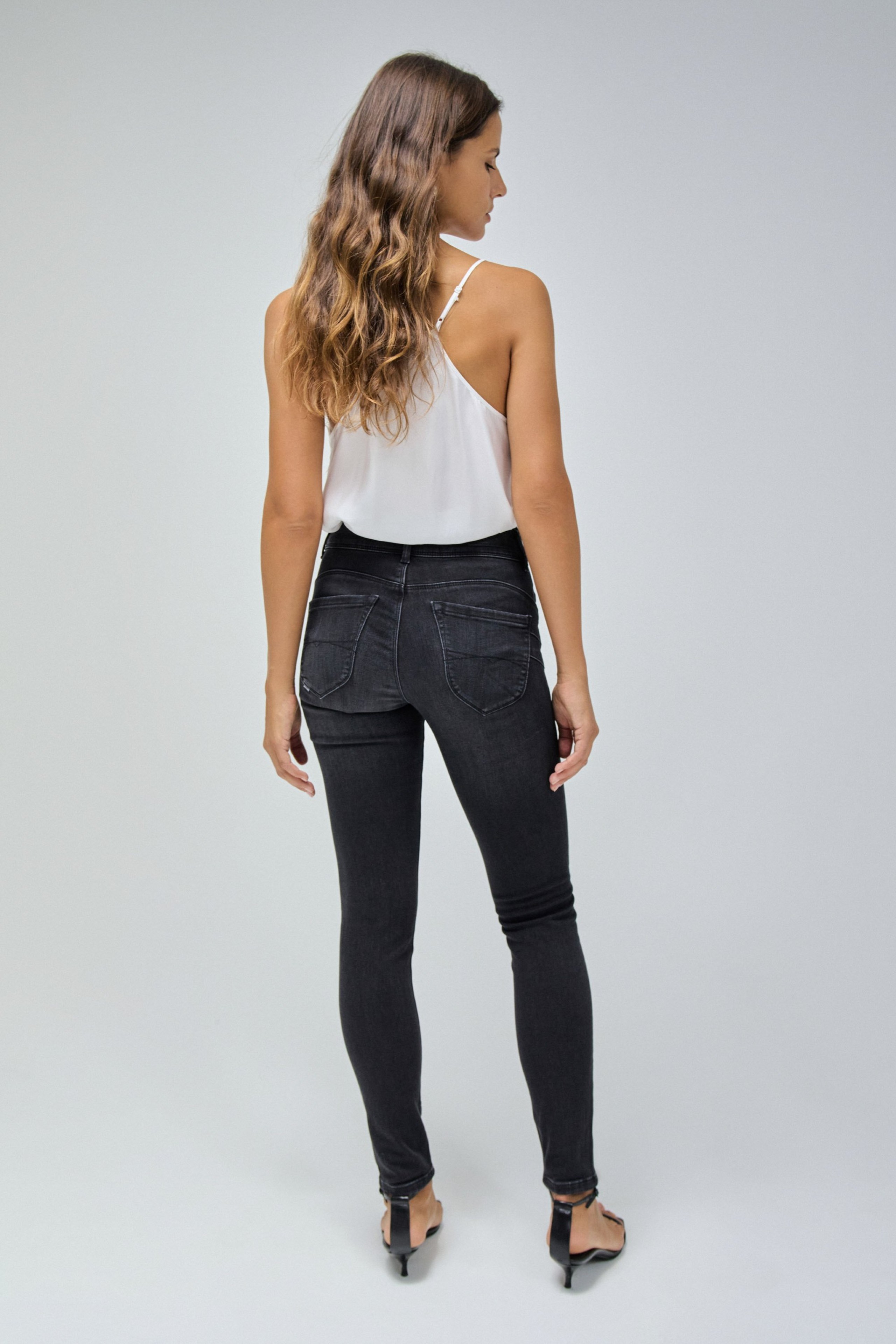 SECRET PUSH IN SKINNY JEANS