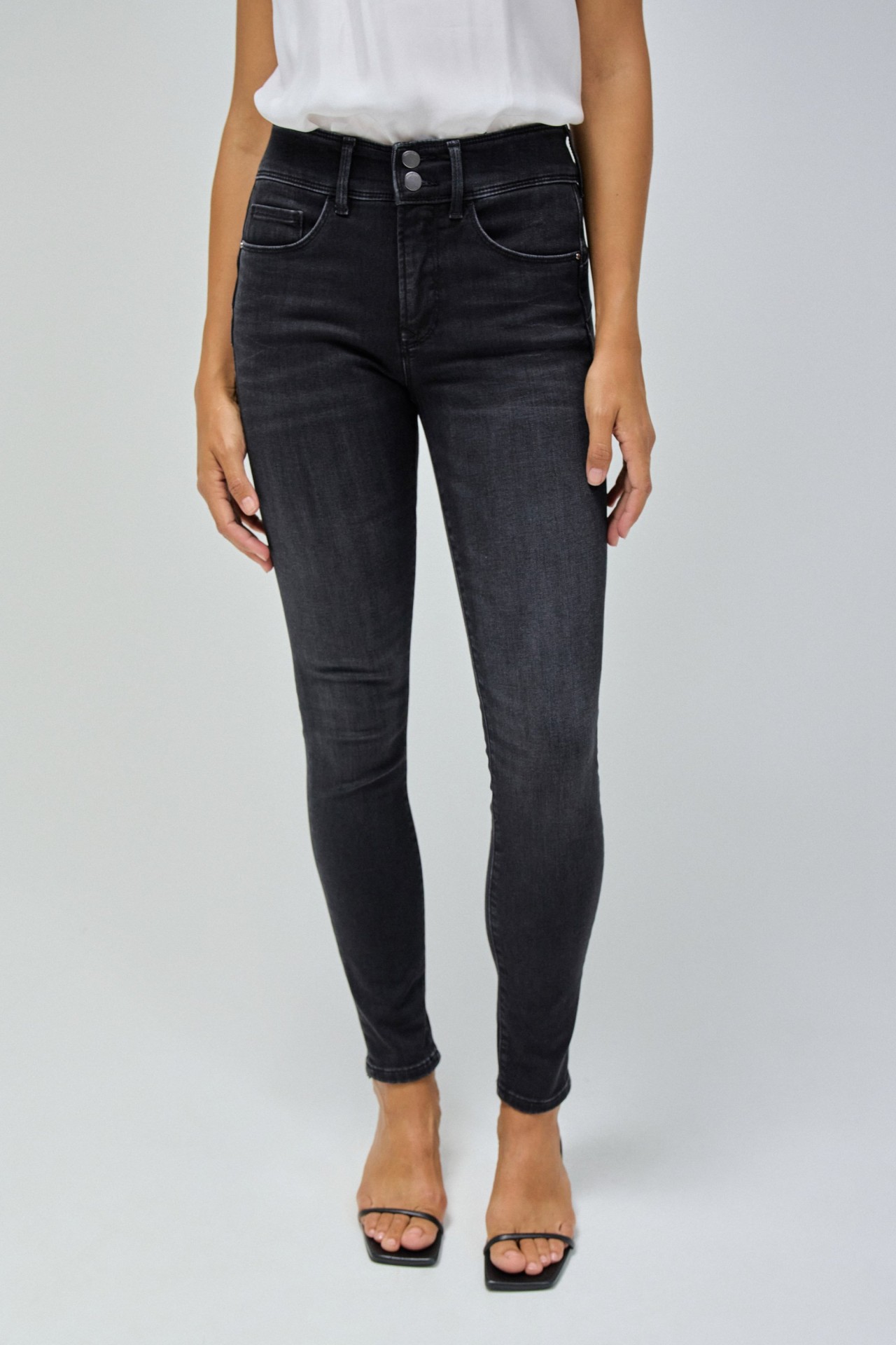 SECRET PUSH IN SKINNY JEANS