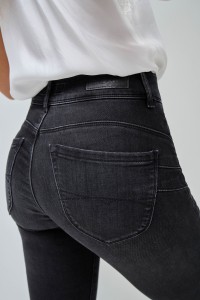 SECRET PUSH IN SKINNY JEANS