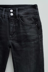 SECRET PUSH IN SKINNY JEANS