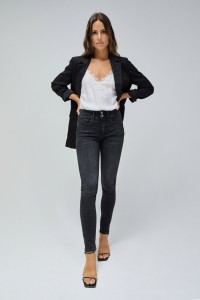 SECRET PUSH IN SKINNY JEANS