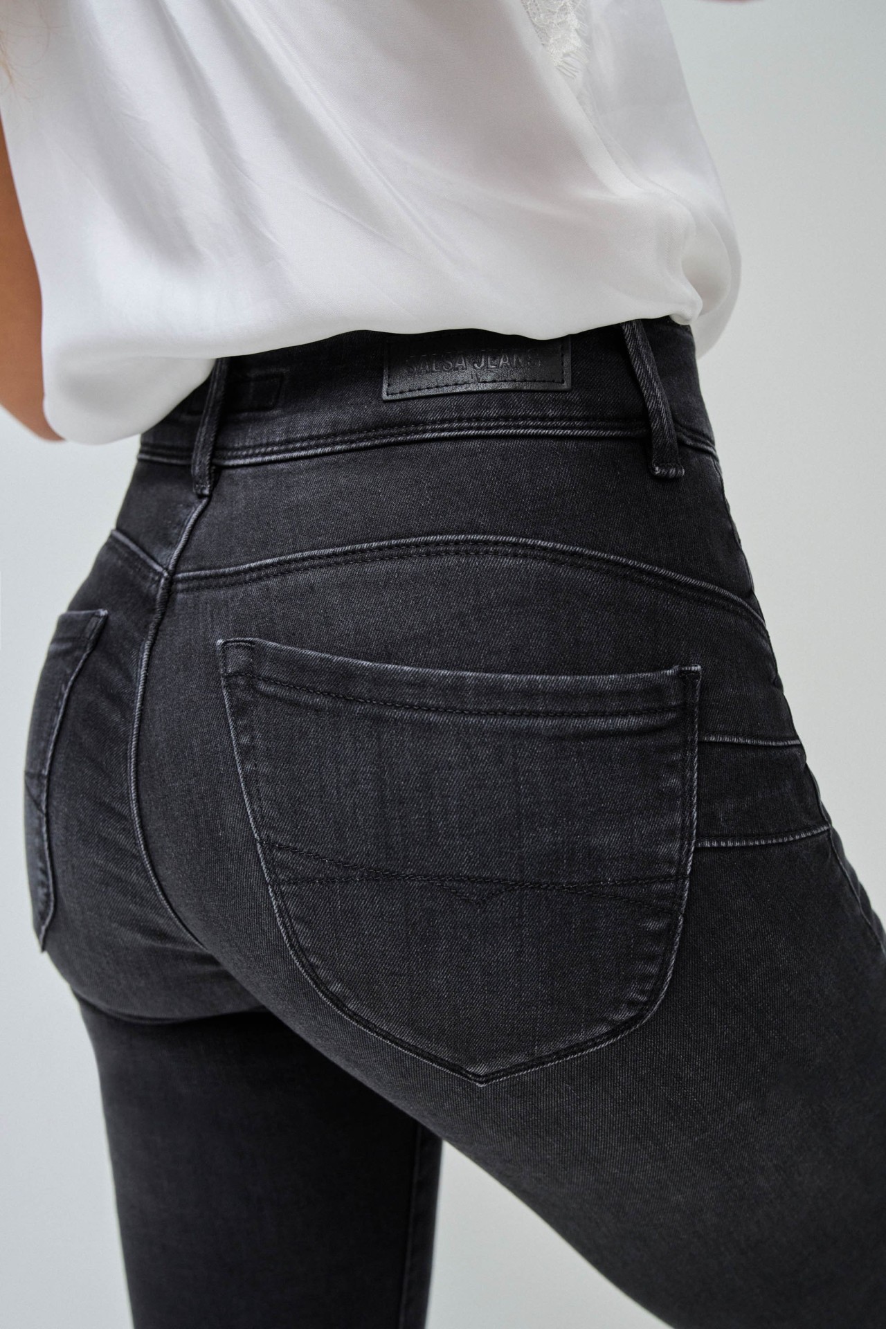 SECRET PUSH IN SKINNY JEANS