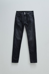 SECRET PUSH IN SKINNY JEANS