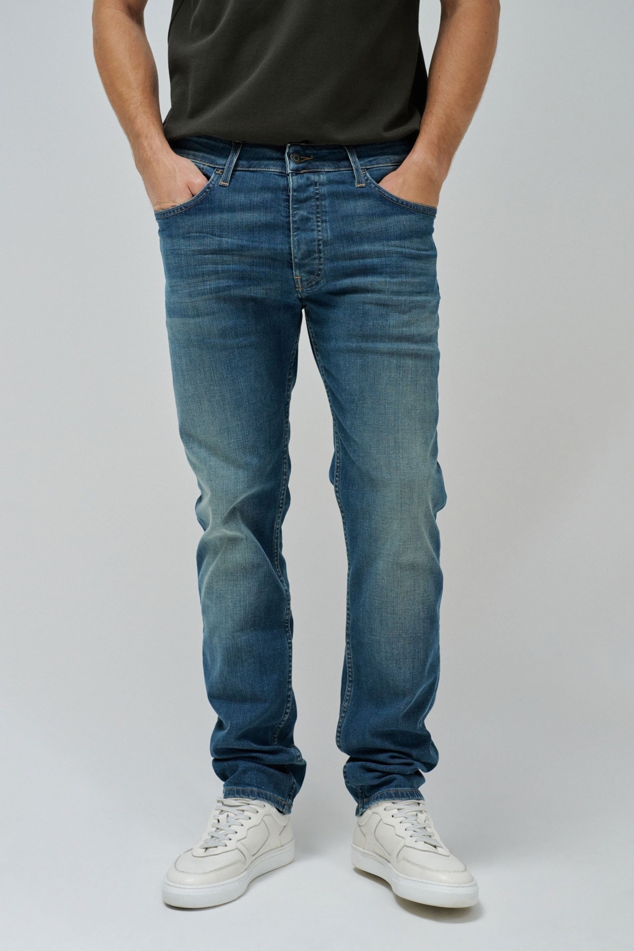 REGULAR FIT JEANS