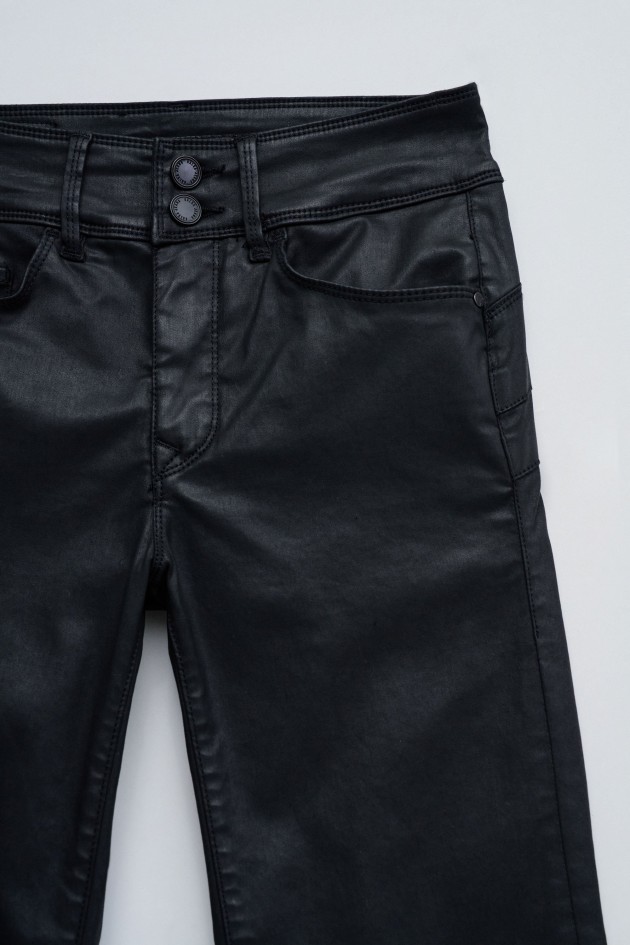 SECRET PUSH IN STRAIGHT JEANS MET COATING