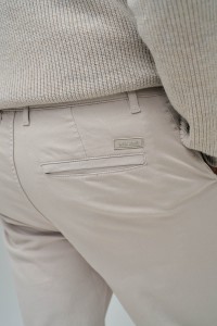 CAL�AS CHINO COM PERNA SLIM