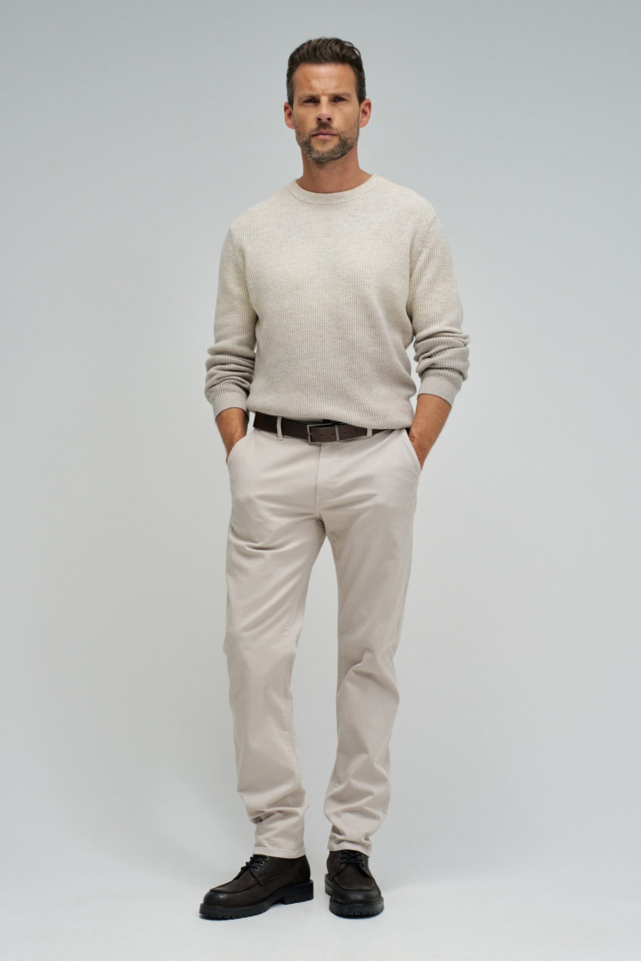 CAL�AS CHINO COM PERNA SLIM
