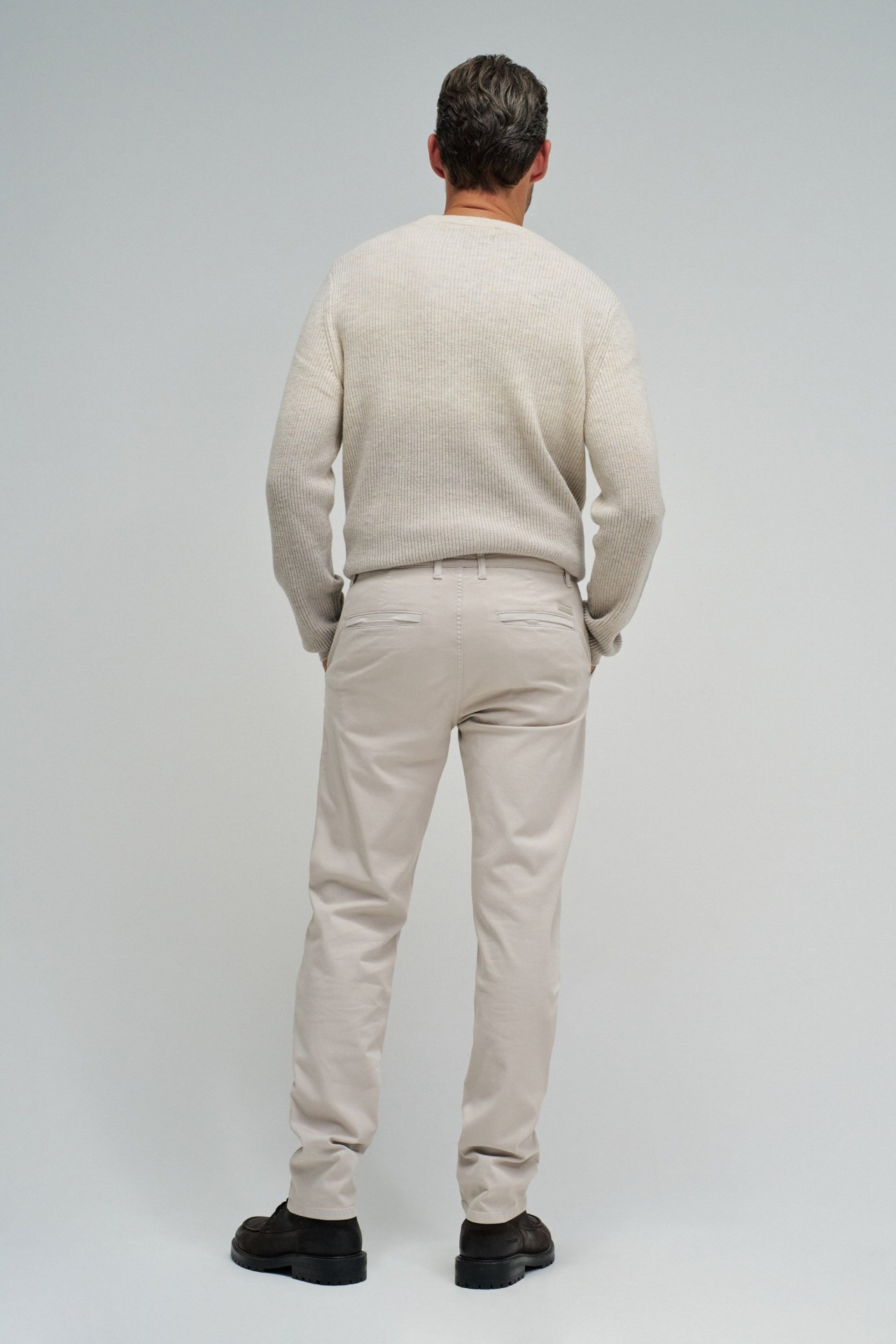 CAL�AS CHINO COM PERNA SLIM