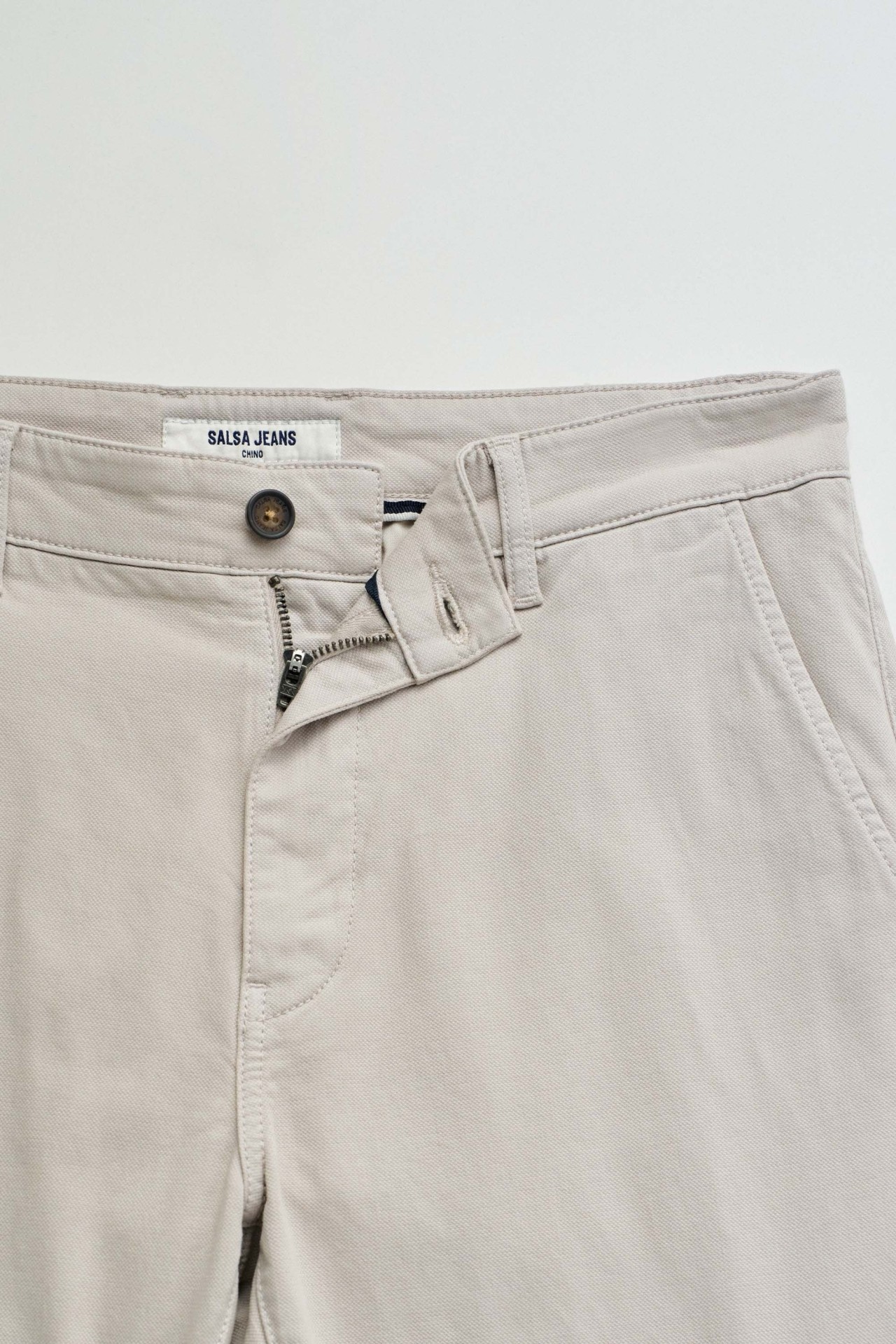 CAL�AS CHINO COM PERNA SLIM