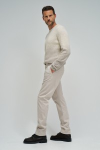 CAL�AS CHINO COM PERNA SLIM