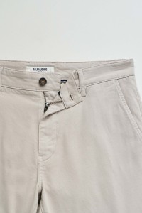 CAL�AS CHINO COM PERNA SLIM
