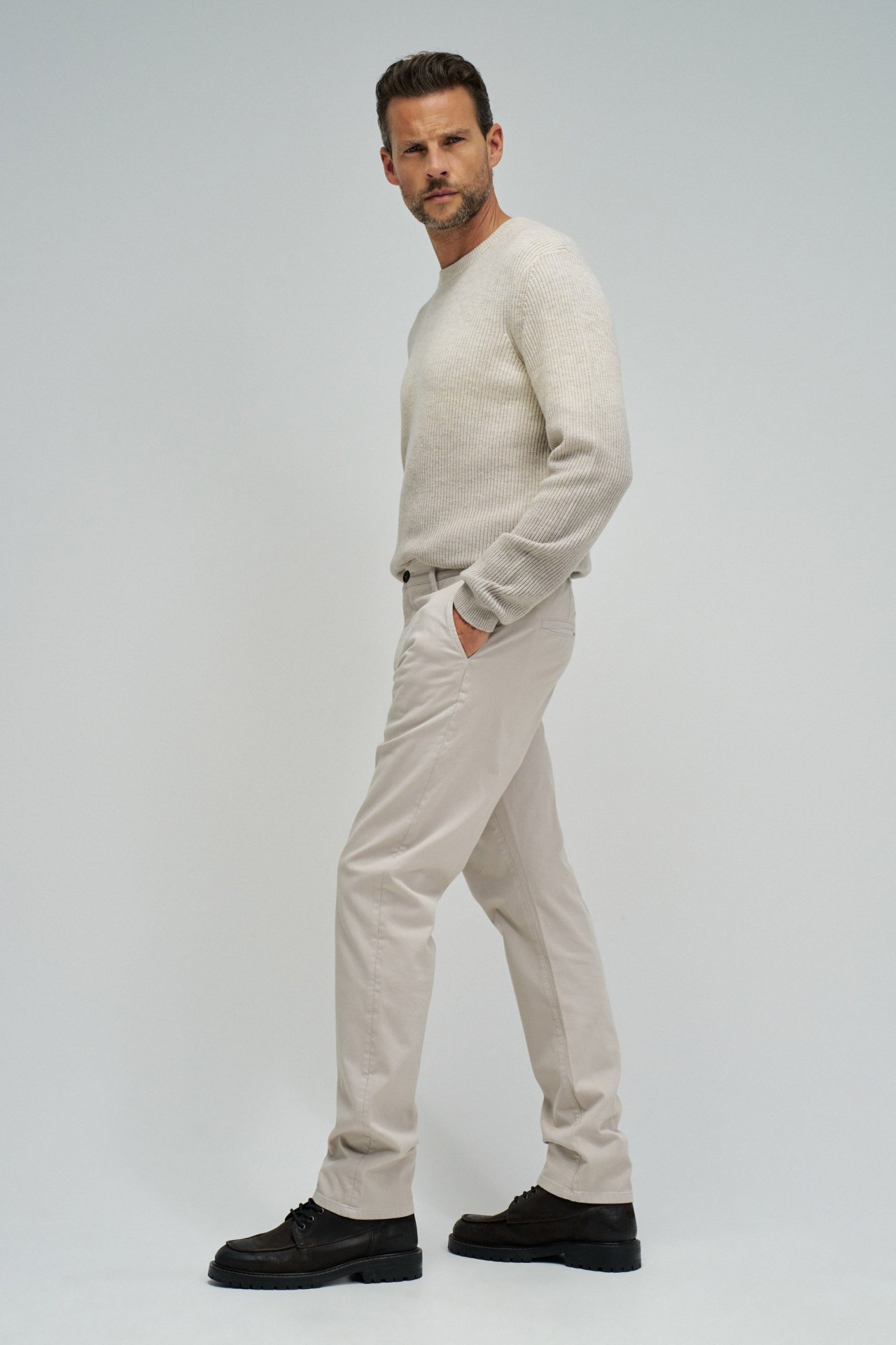 CAL�AS CHINO COM PERNA SLIM