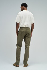 CAL�AS CHINO COM PERNA SLIM