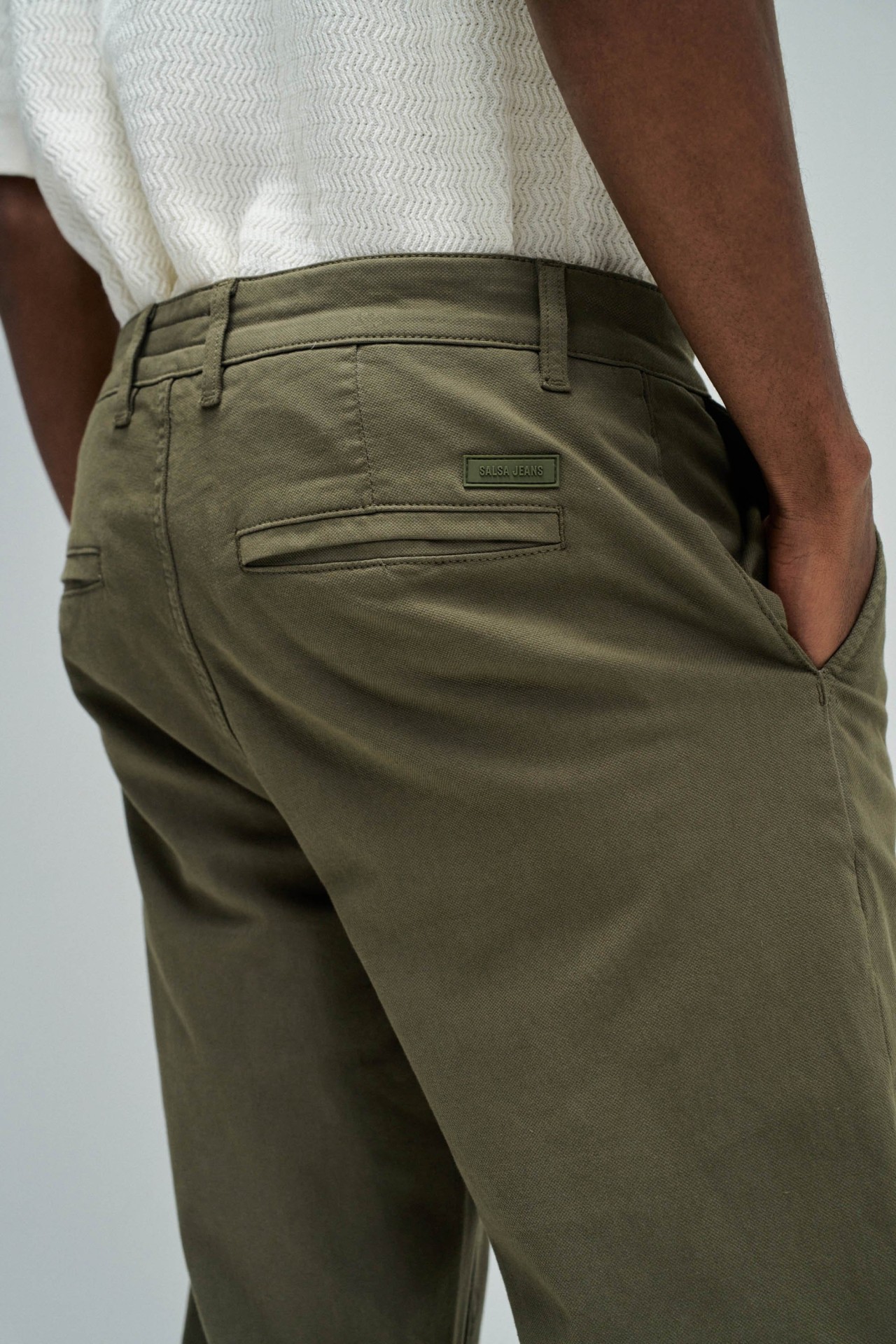 CAL�AS CHINO COM PERNA SLIM