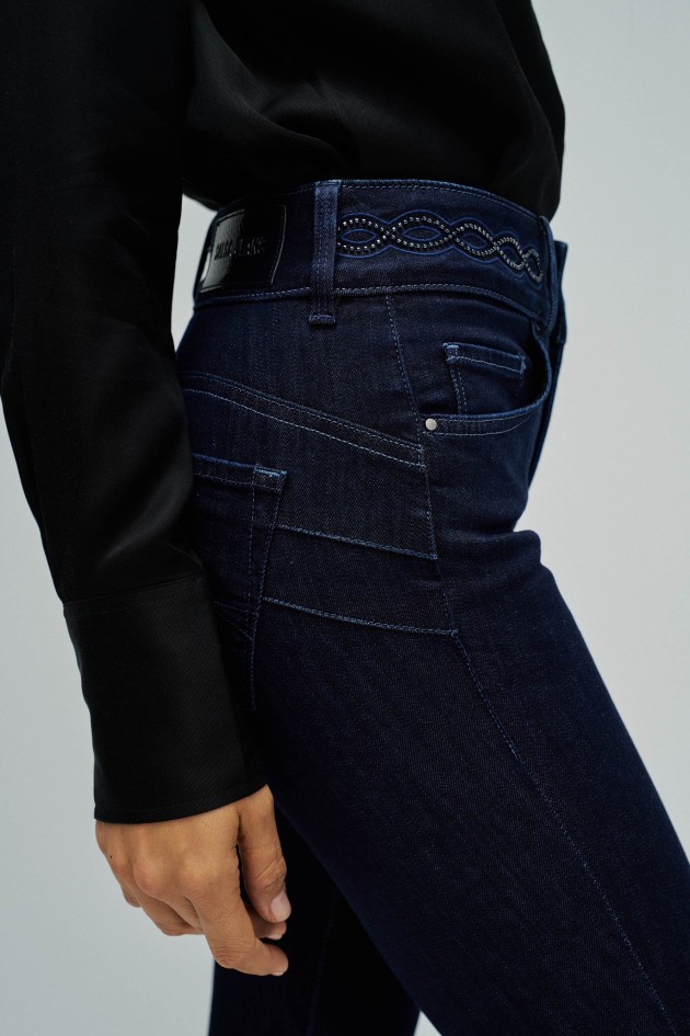 SECRET PUSH IN CROPPED SKINNY JEANS