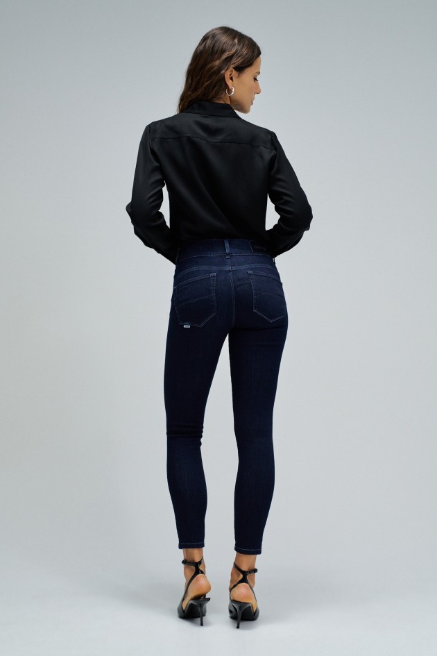 SECRET PUSH IN CROPPED SKINNY JEANS