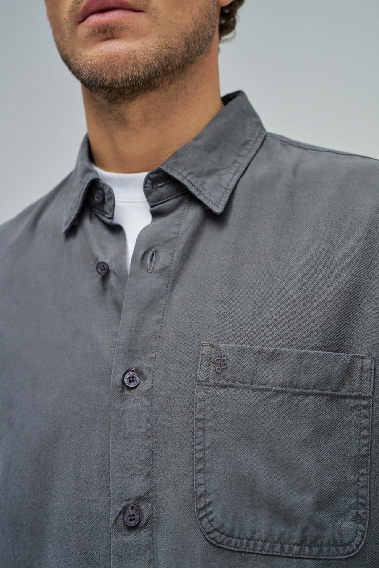 CAMISA EM DENIM LEVE