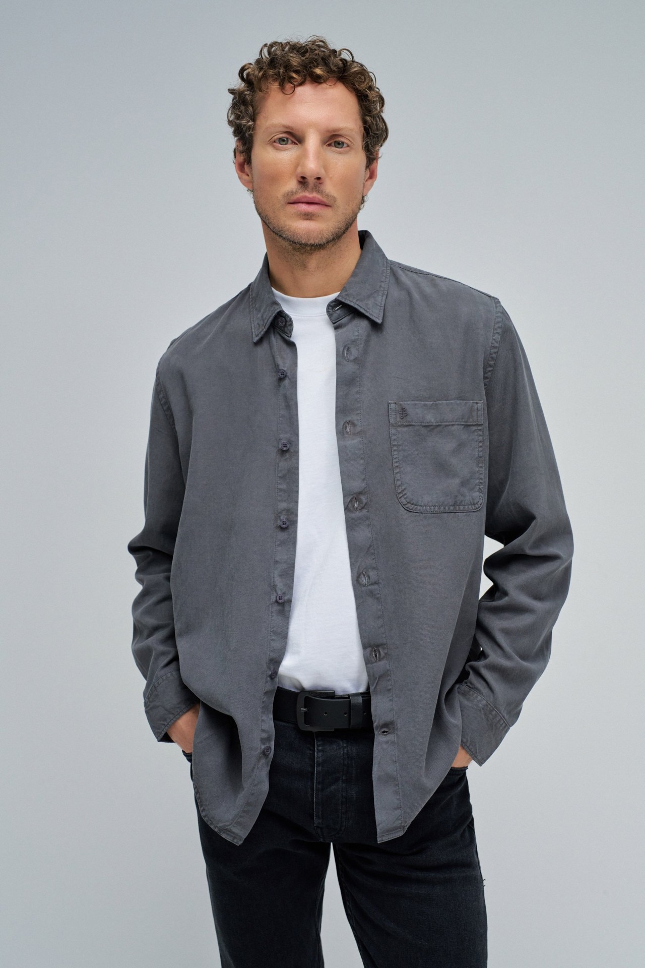 CAMISA EM DENIM LEVE