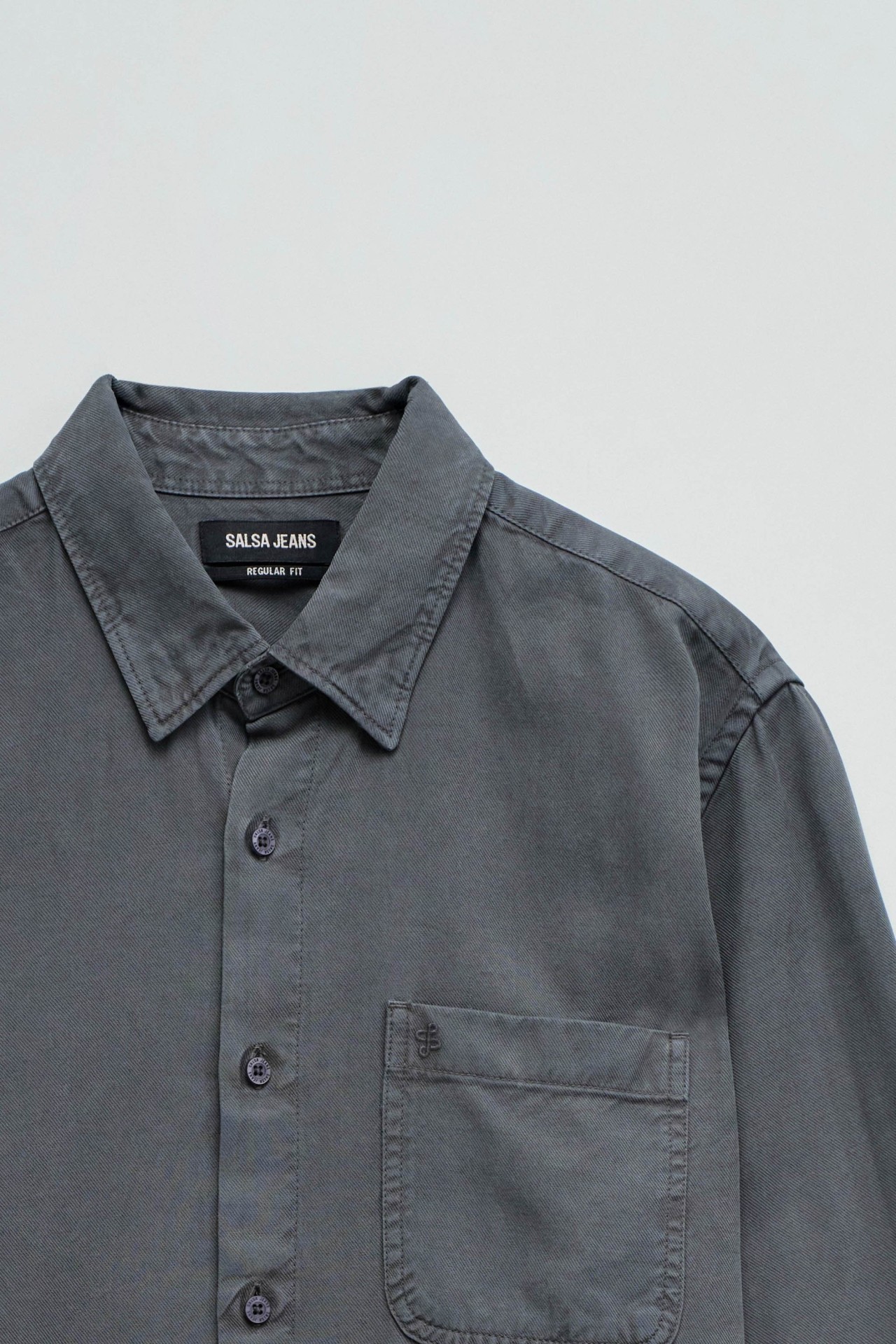 CAMISA EM DENIM LEVE
