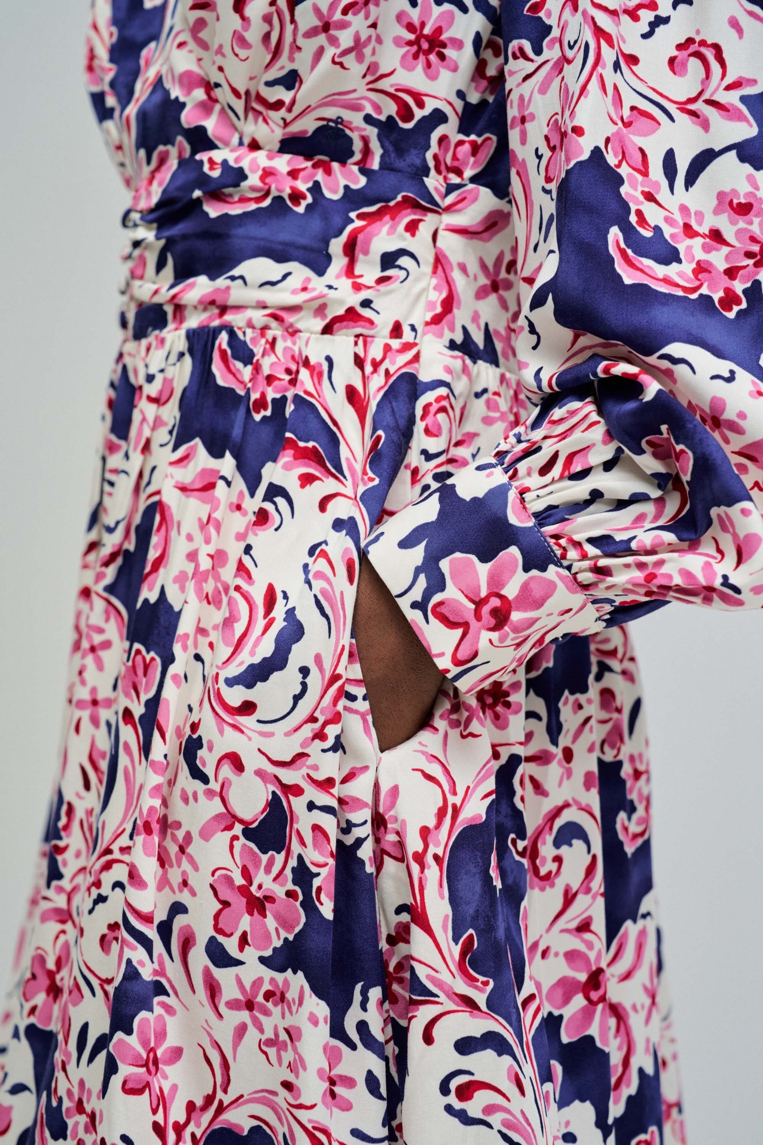 KLEID MIT BLUMENMUSTER