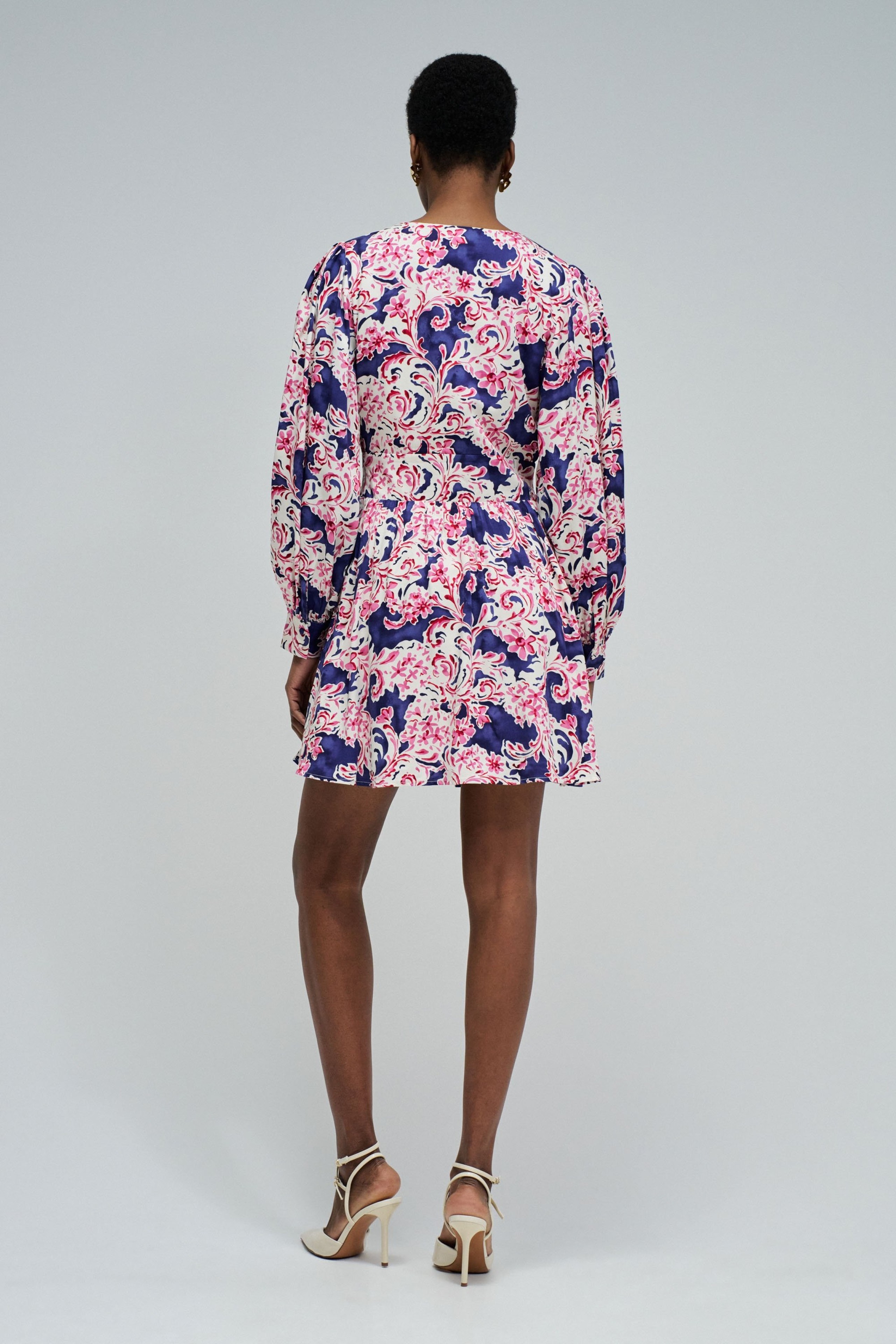 KLEID MIT BLUMENMUSTER