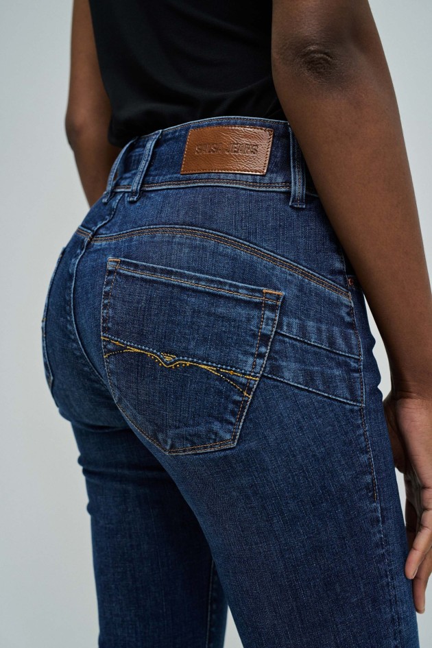 SECRET PUSH IN SLIM JEANS