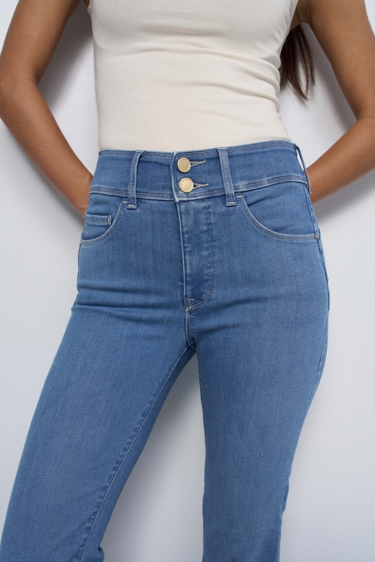 JEANS SECRET PUSH IN BOOTCUT SOFT TOUCH