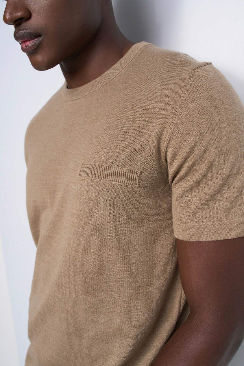 GESTRICKTES T-SHIRT