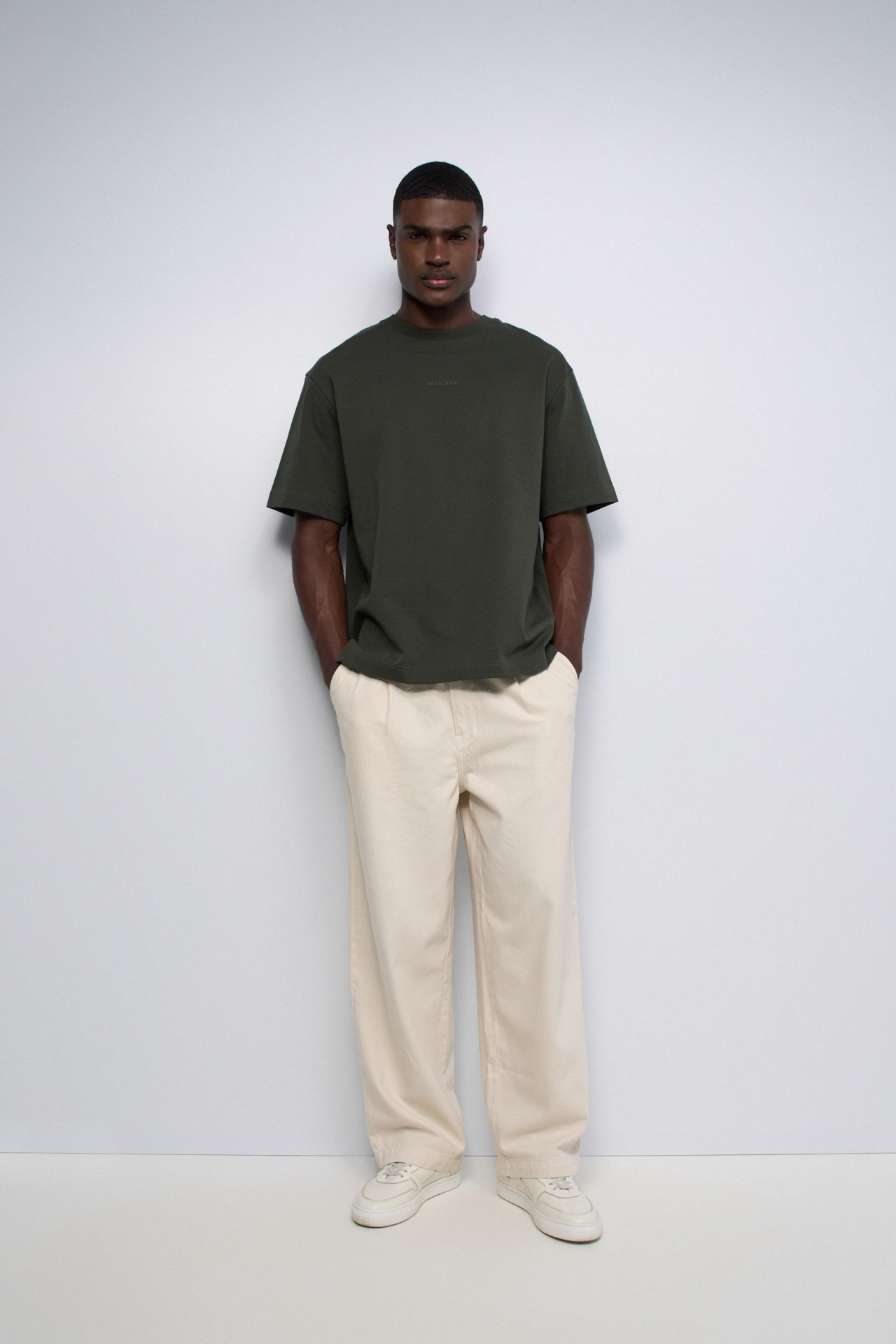 T-SHIRT COM BORDADO NAS COSTAS