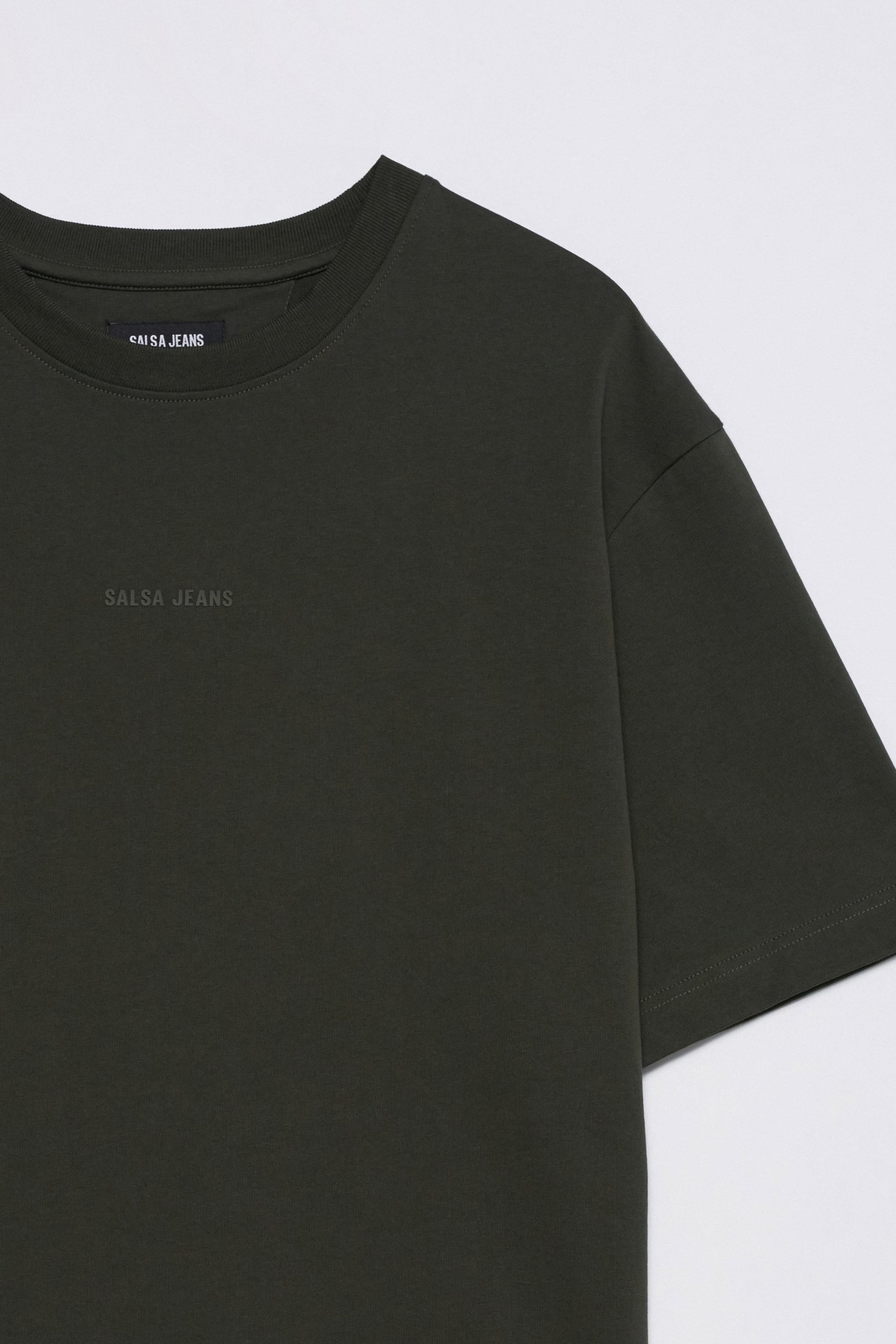 T-SHIRT COM BORDADO NAS COSTAS