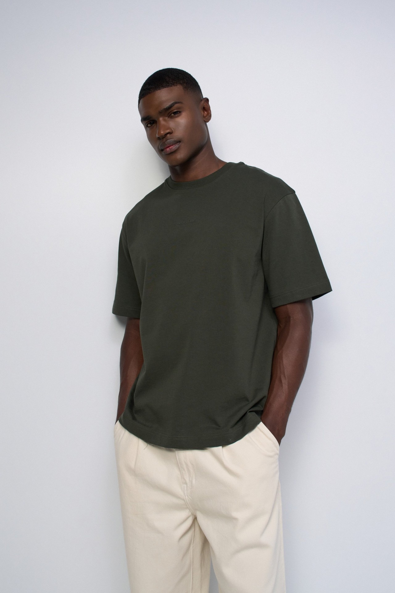 T-SHIRT COM BORDADO NAS COSTAS