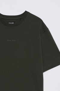 T-SHIRT COM BORDADO NAS COSTAS