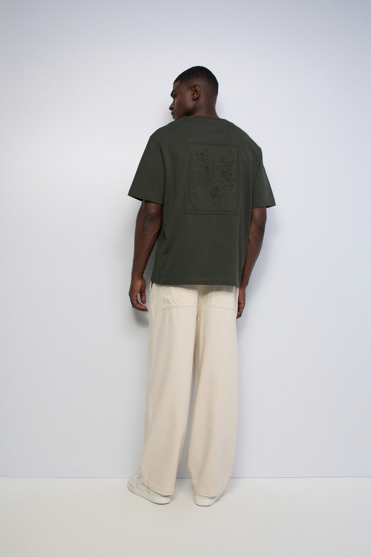T-SHIRT COM BORDADO NAS COSTAS