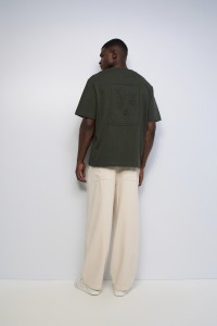 T-SHIRT COM BORDADO NAS COSTAS