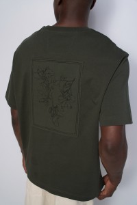 T-SHIRT COM BORDADO NAS COSTAS