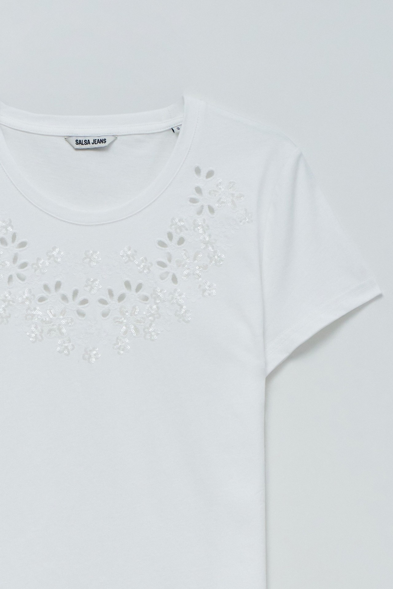 T-SHIRT COM BORDADO