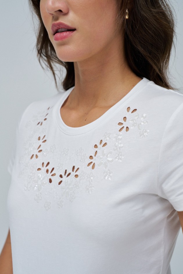 T-SHIRT AVEC BRODERIE